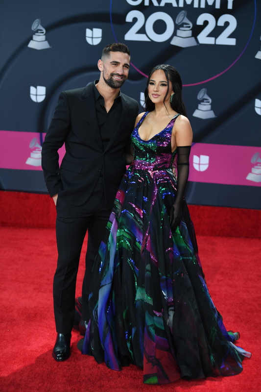Becky G y Sebastian Lletget, alfombra roja, Latin Grammy 2022