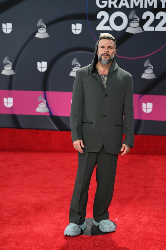 Hombre, cantante, Pedro Capó, alfombra roja, Peores Vestidos, Latin Grammy 2022
